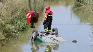 O româncă a murit, după ce a căzut cu mașina într-un canal și nu a putut desface centura