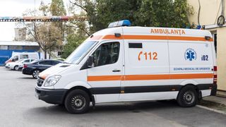 O ambulanță aflată &icirc;n misiune a fost  implicată &icirc;ntr-un accident