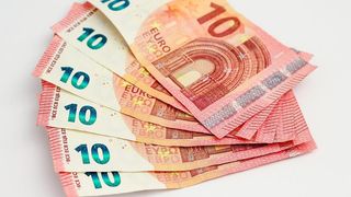 Curs valutar BNR azi, 9 august 2022. Cum evoluează euro şi dolarul american?