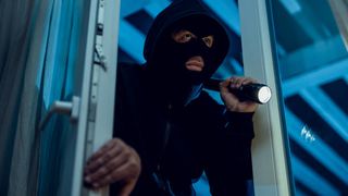 Adolescent de 19 ani, reţinut de poliţişti după ce a furat zeci de mii de euro. Ce l-a dat de gol