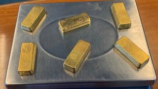  Un român a fost oprit pe aeroportul din Bologna cu 14 lingouri de aur