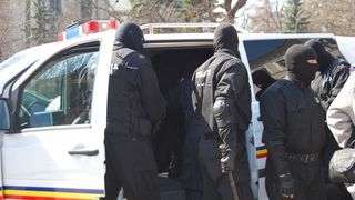  Doi bărbați și o femeie sunt cercetați pentru furtul unor sume de bani din mai multe firme