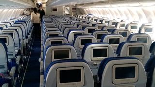  Un avion a aterizat de urgență după ce un pasager a murit la bord