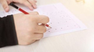 Subiecte Fizică BAC 2022 toamnă: Ce ar putea primi elevii în sesiunea august - septembrie a examenului de Bacalaureat?