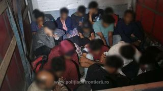 Peste 100 de migranți ascunși în camioane au fost prinși la frontieră