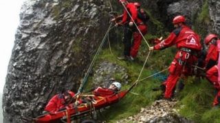 Doi copii, la un pas de șoc hipotermic, după ce au ajuns pe munte în plină  vijelie