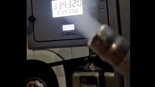 VIDEO: Aer &icirc;n loc de motorină, la pompă. Imaginile au ajuns virale