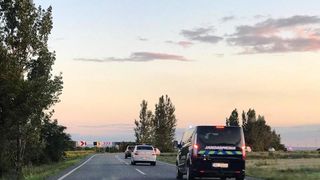 Un bărbat care dormea &icirc;n mijlocul străzii a fost călcat de mașină 