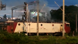 Locomotivă &icirc;n flăcări &icirc;n gara Ploiești Sud