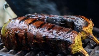 Cum se coc vinetele la cuptor? O reţetă simplă pentru cei care nu vor să facă fum în casă