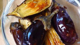 Cum se coc vinetele la cuptor? O reţetă simplă pentru cei care nu vor să facă fum în casă