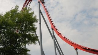 Două trenuri roller-coaster s-au ciocnit &icirc;ntr-un parc de distracții. Zeci de persoane au fost rănite