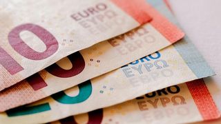 Curs valutar BNR azi, 12 august 2022. Noile cotații pentru euro şi dolar