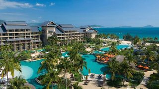 Turiștii au rămas blocați pe această plajă de lux din cauza COVID-19. Scot sume colosale din buzunar pentru cazare