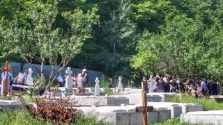 Încă două victime ale masacrului de la Bascov, conduse sâmbătă pe ultimul drum. Oamenii și-au luat adio de la Silvia și mama ei