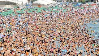 Cel mai aglomerat weekend de pe litoralul Mării Negre. Peste 200.000 de oameni petrec mini-vacanța la mare