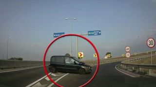 Șoferiță grăbită, surprinsă pe autostrada A4 în timp ce urcă pe contrasens. Femeia voia să ajungă pe litoral