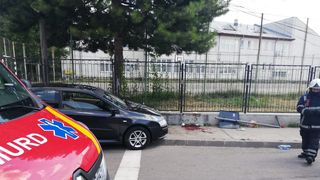 Un șofer de 19 ani s-a răsturnat cu mașina într-o curte, după o depășire periculoasă
