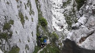 Un autobuz a căzut într-o prăpastie în Kashmir. 6 polițiști de frontieră indieni au decedat