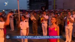 Sute de turiști la retragerea cu torțe