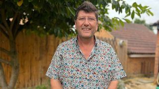 Șoferul unui microbuz face mii de kilometri pentru a duce refugiați ucraineni în Marea Britanie