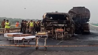 20 de oameni au murit carbonizați după ce un autobuz s-a ciocnit cu o cisternă cu benzină