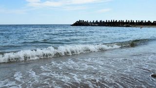 Un copil, lăsat pe o saltea pe plaja din Vama Veche, a ajuns &icirc;n apele Bulgariei