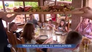 Traian Igaș gătește cu angajații săi