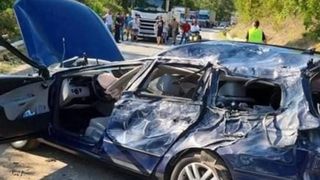 Un tânăr de 23 de ani a murit după ce un camion cu lemne s-a răsturnat peste mașina sa