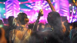 Cum integrezi articolele vestimentare și accesoriile de festival în ținutele de zi cu zi