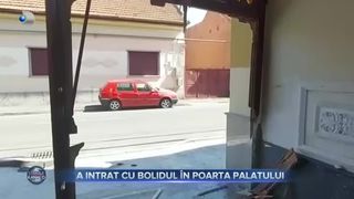 A intrat cu bolidul &icirc;n poarta palatului