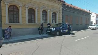 Scandal de proporții în Lugoj între două familii: o femeie a intrat cu mașina în poarta casei rivalilor