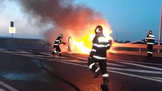 O mașină a luat foc în apropiere de Turda. Pompierii au intervenit
