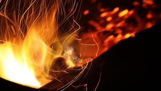 Trei persoane au fost rănite după ce un recipient cu carburant a luat foc şi s-a extins la un autoturism