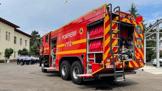 Trei persoane au fost rănite după ce un recipient cu carburant a luat foc şi s-a extins la un autoturism