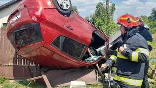 Grav accident &icirc;n Giurgiu: O maşină s-a răsturnat peste un gard, iar un st&acirc;lp metalic a străpuns habitaclul. Șoferul şi pasagera au scăpat cu viaţă