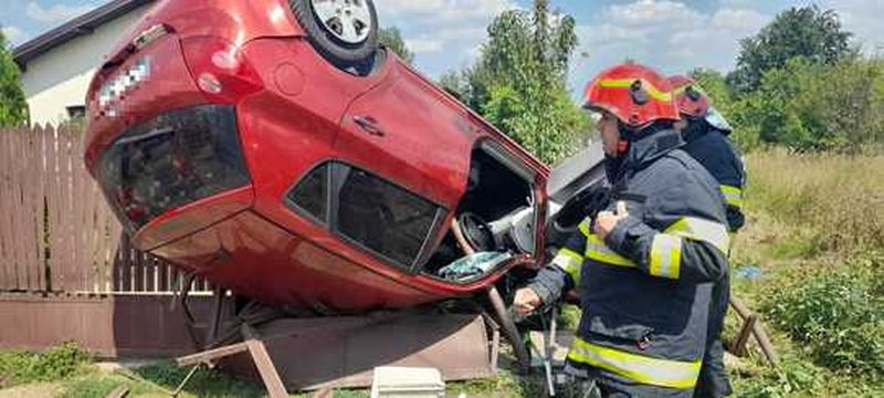Grav accident în Giurgiu: O maşină s-a răsturnat peste un gard, iar un stâlp metalic a străpuns habitaclul. Șoferul şi pasagera au scăpat cu viaţă