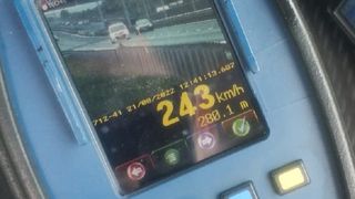 Viteză năucitoare înregistrată de un radar pe autostradă, între Râmnicu Vâlcea şi Deva. Șoferul a fost prins cu o viteză de 243 km/h