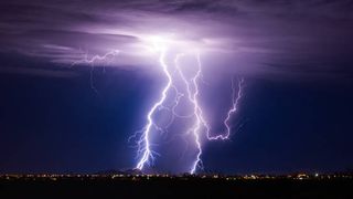 Un bărbat a fost lovit de fulger pe munte. O altă persoană a fost grav rănită