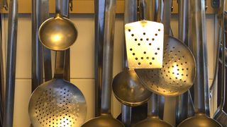 Un hoț a fost pus la punct de o bunicuță. Bătrâna s-a apărat folosind un polonic