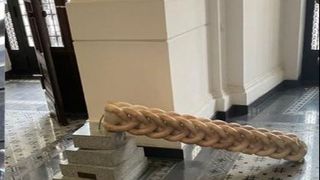 VIDEO | Copil de șase ani în stare gravă la spital după ce o statuie a căzut peste el