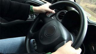 Un copil a fost filmat în timp ce conducea un autoturism