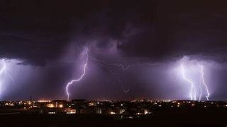 Străzi și subsoluri inundate, în urma unei furtuni din Buzău