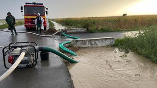 Inundațiile au făcut ravagii în Vrancea: pompierii au intervenit pentru evacuarea apei