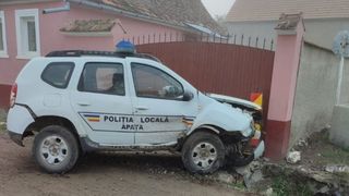 Aventura vieții pentru un bărbat din Brașov. A furat mașina poliției și a provocat un accident