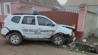 Un tânăr a furat o mașină de poliție chiar din curtea primăriei