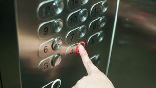  O femeie a fost agresată sexual într-un lift