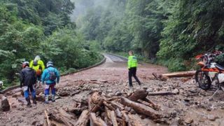  Traficul de pe Transalpina este blocat din cauza unor bolovani căzuți de pe un deal