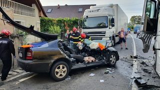 VIDEO Două persoane au murit, după ce maşina în care se aflau a intrat într-un TIR