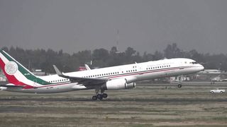 Panică &icirc;ntr-un avion, după ce un motor a explodat &icirc;n zbor